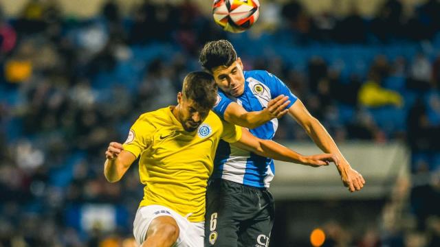 Roger Colomina disputa el balón con un jugador del Badalona Futur.