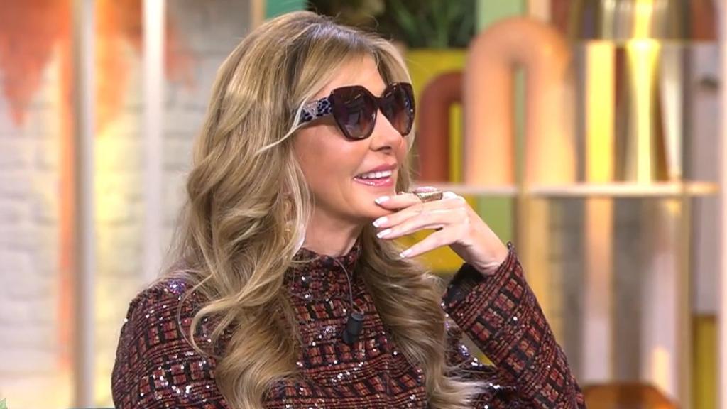 La colaboradora de 'Fiesta', Marisa Martín Blázquez, acude al programa con gafas de sol.