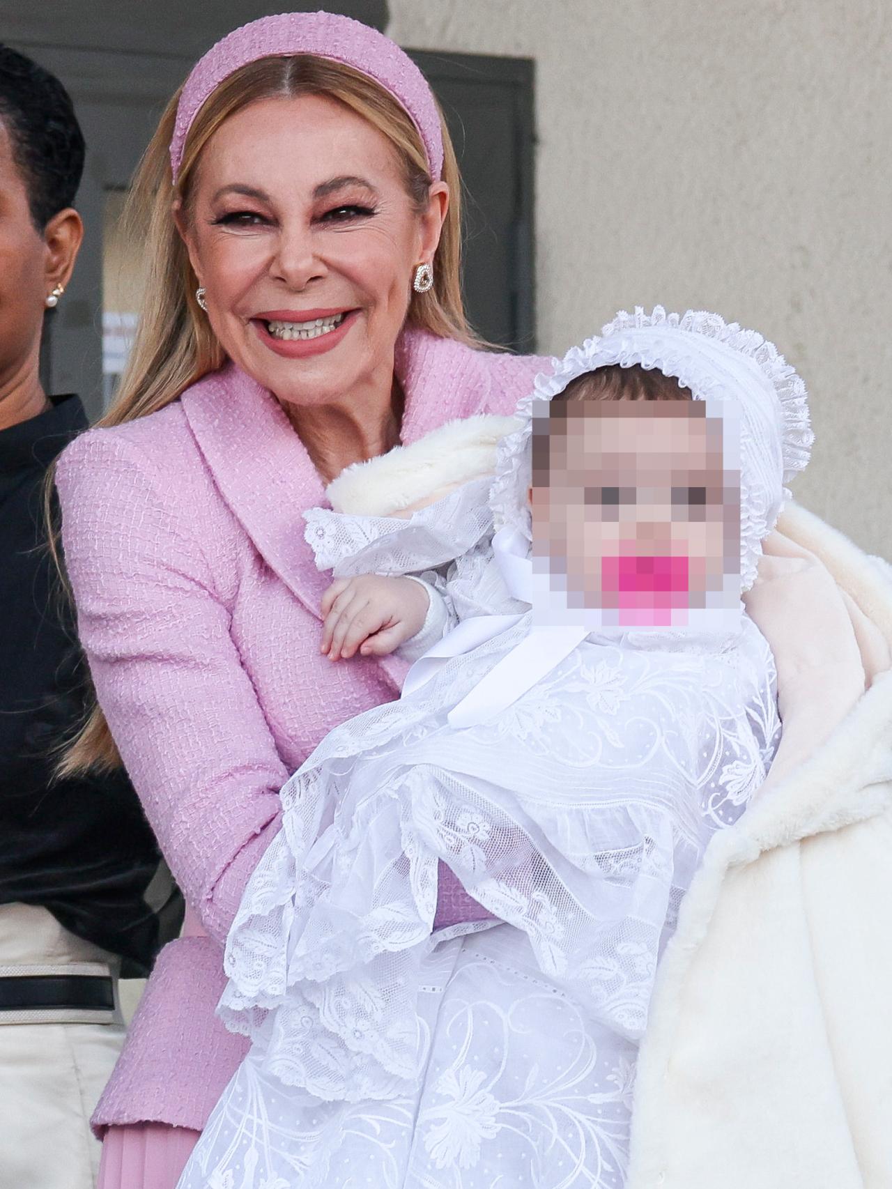 Ana Sandra ha llevado el mismo faldón que en su día utilizó su padre, Álex Lequio.