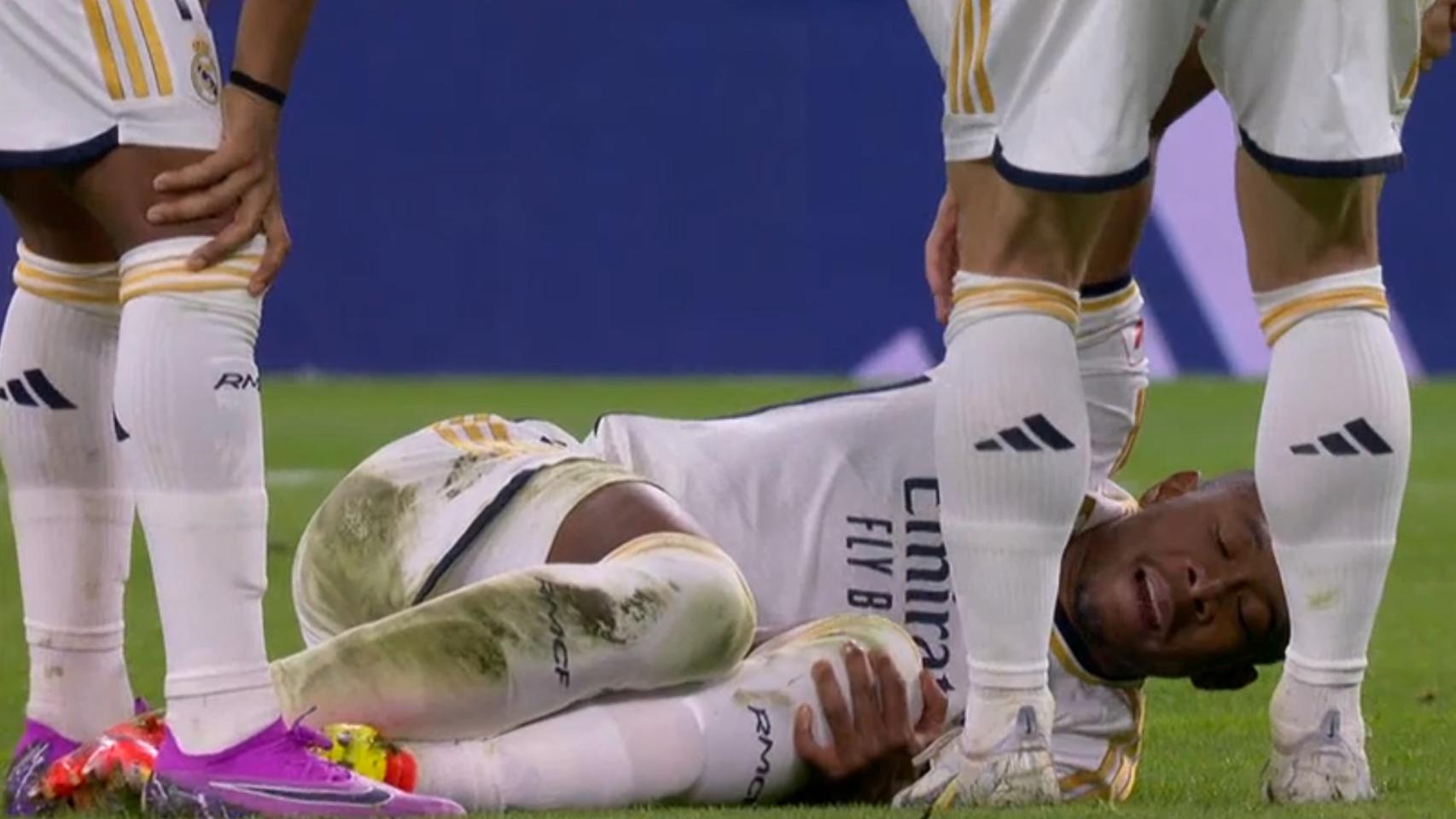 Alaba, tendido sobre el césped del Santiago Bernabéu