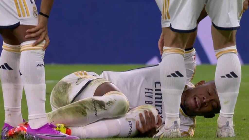 Alaba, tendido sobre el césped del Santiago Bernabéu