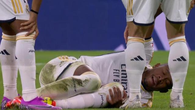 Alaba, tendido sobre el césped del Santiago Bernabéu