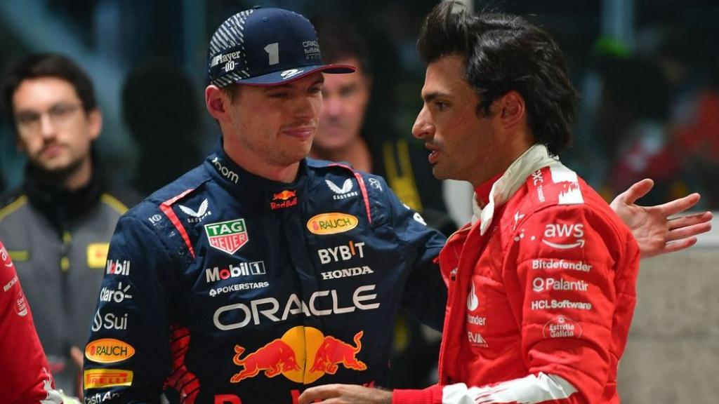 Carlos Sainz se saluda con Max Verstappen antes de una carrera.
