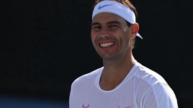 Rafa Nadal sonríe durante un entrenamiento.