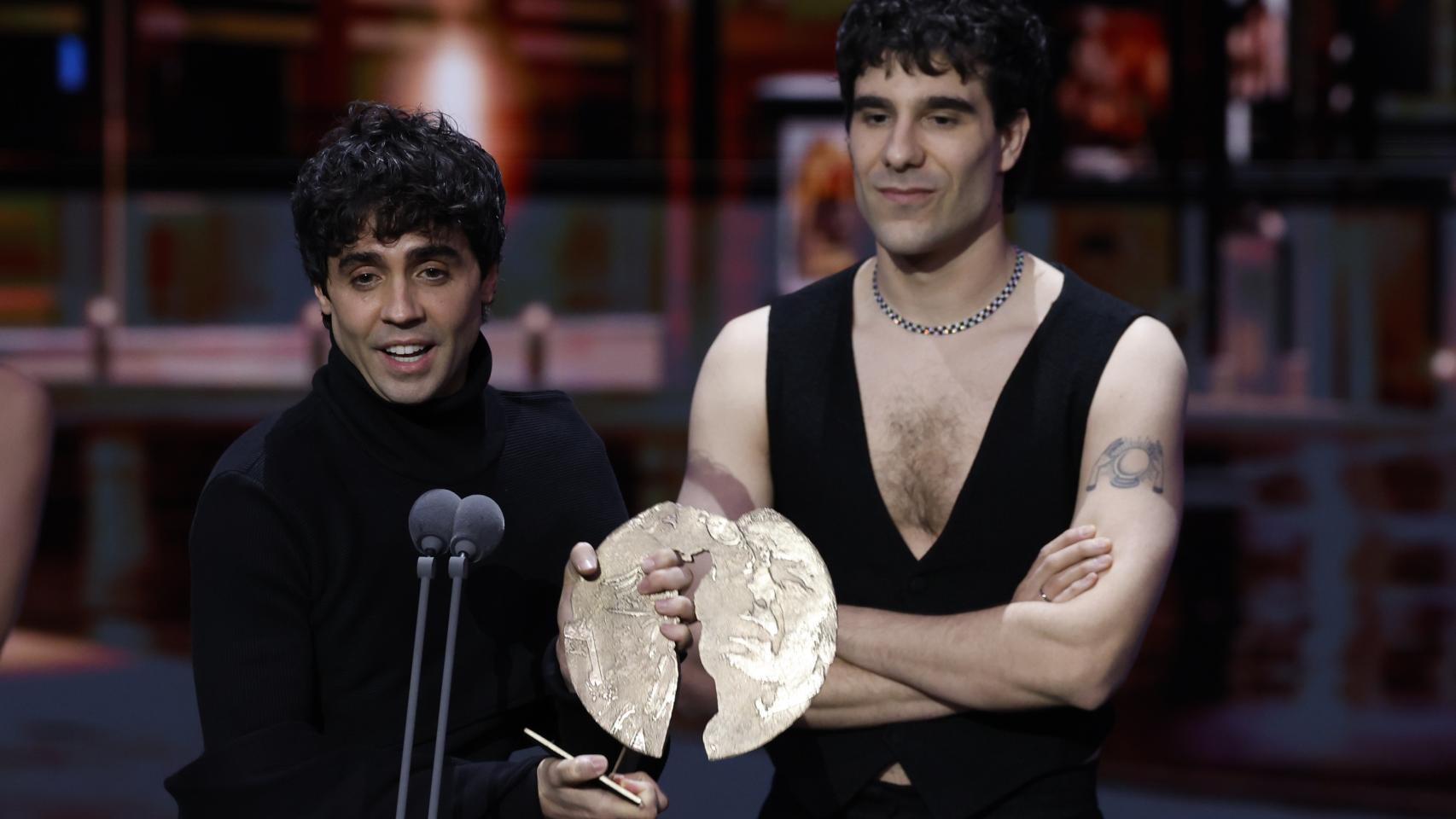 Los Javis recogen el Premio Forqué a la mejor serie de ficción. Foto: Juanjo Guillén / EFE