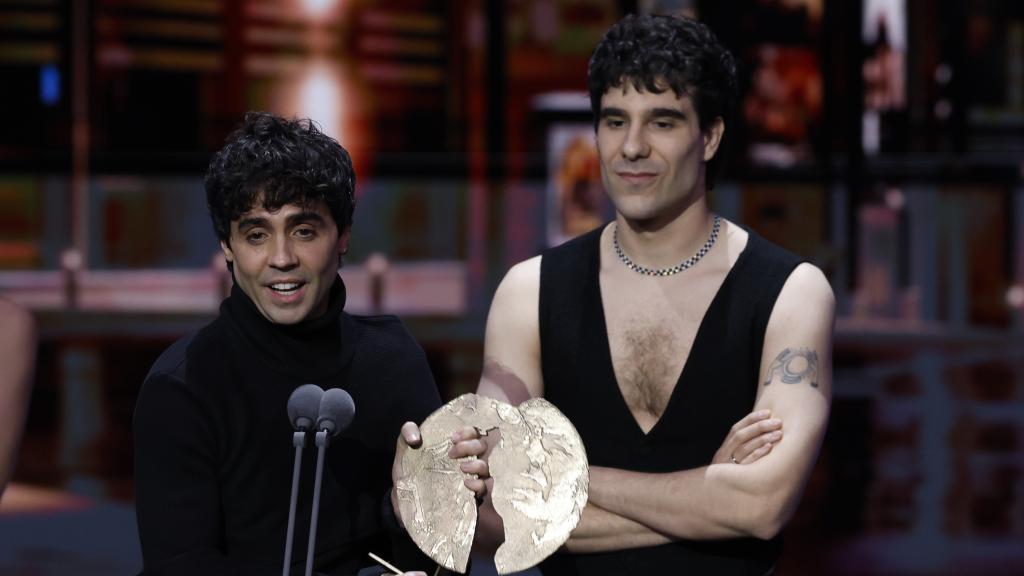 Los Javis recogen el Premio Forqué a la mejor serie de ficción. Foto: Juanjo Guillén / EFE