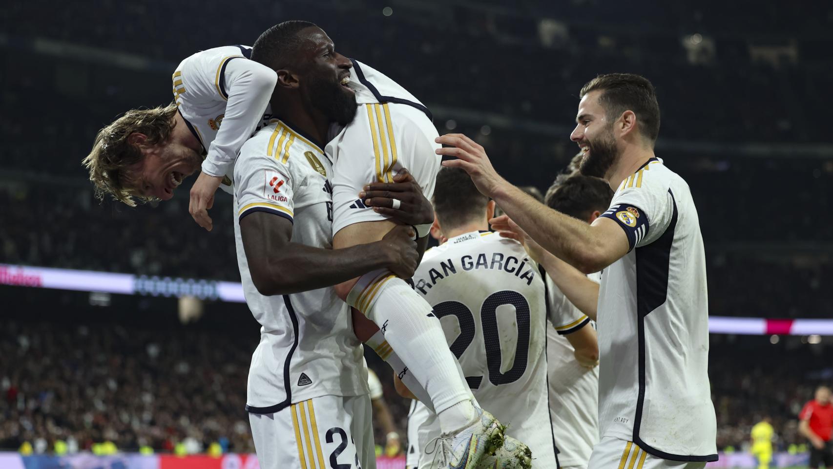 Antonio Rüdiger levanta a Luka Modric tras marcar el cuarto gol.