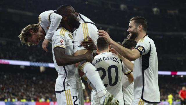 Antonio Rüdiger levanta a Luka Modric tras marcar el cuarto gol.
