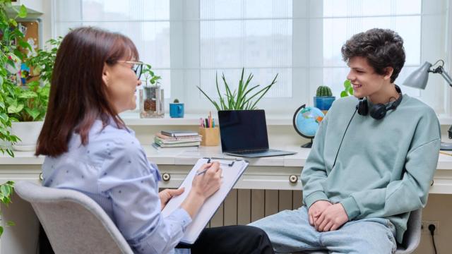 Imagen de archivo de un adolescente en consulta.