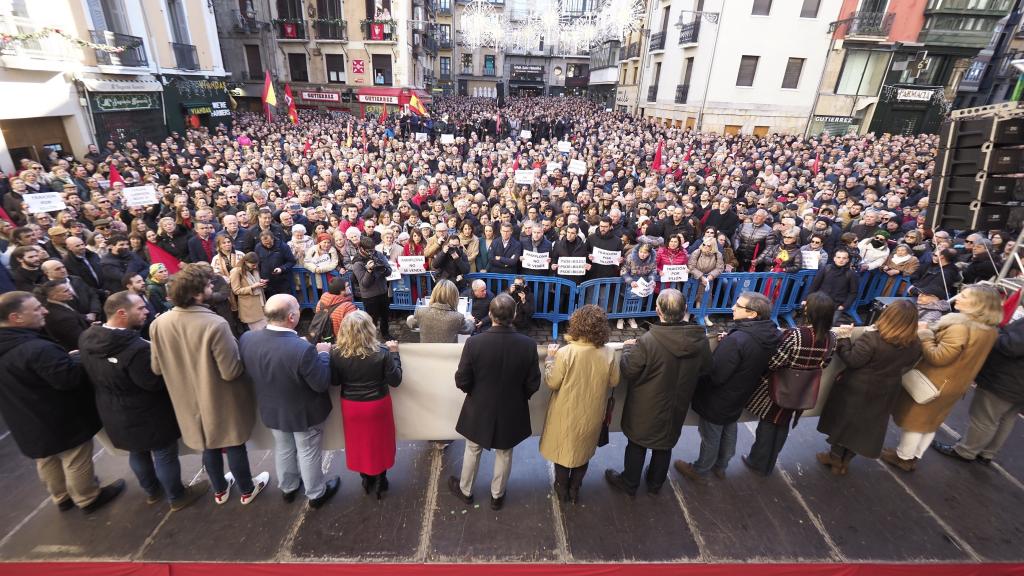 Imagen de la concentración convocada por UPN en contra de la moción de censura en el Ayuntamiento de Pamplona.