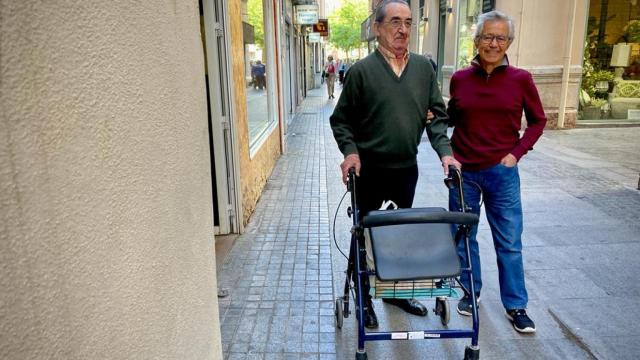 Antonio, el voluntario de 80 años , con su tocayo, al que acompaña una vez a la semana.