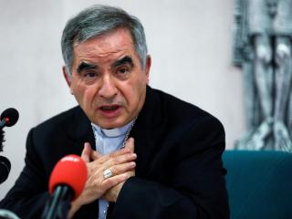 El cardenal Angelo Becciu, durante su comparecencia antes los medios de comunicación.