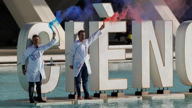 Los activistas encadenados a las letras del centro del lago. RCE