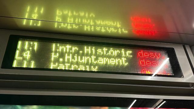 Anuncio de los desvíos en una parada de la EMT. EP