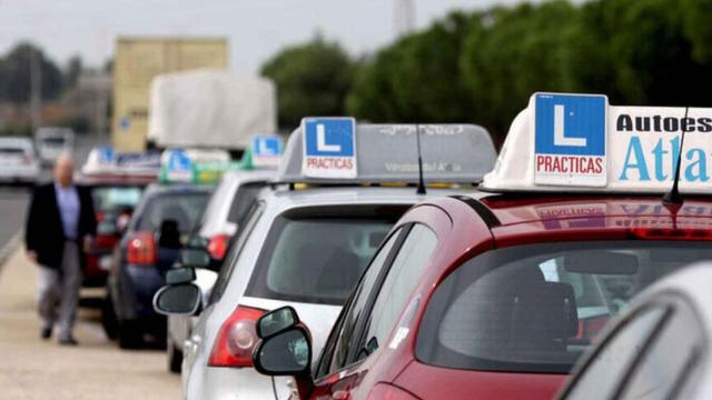 Cuatro meses de espera para hacer el examen de conducir: 30.000 valencianos sufren el atasco de la DGT