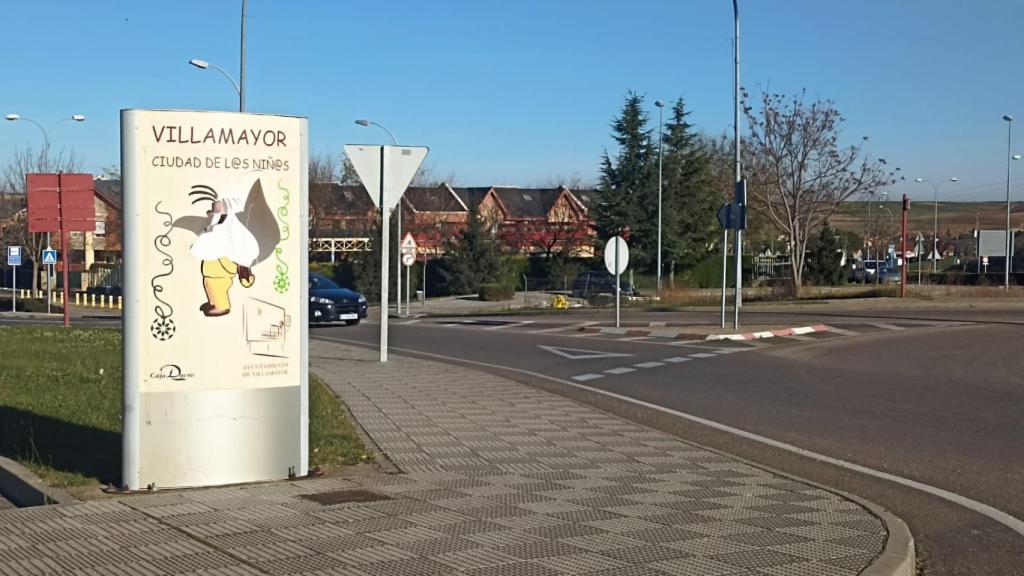 Rotonda de entrada a Villamayor, por la travesía, situándose el suelo urbanizable a la izquierda
