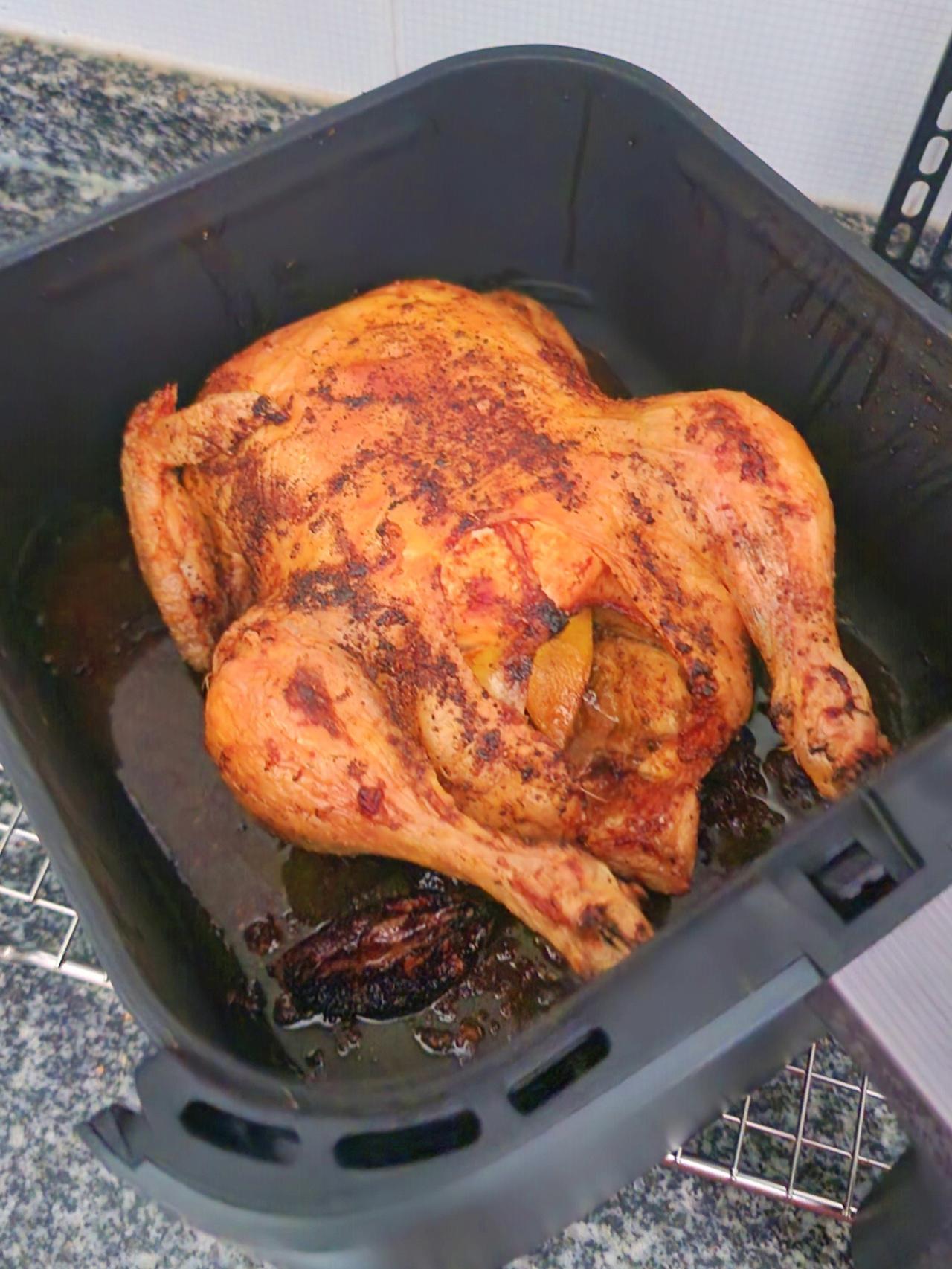 El pollo asado recién salido de la Cosori Turbo Blaze sin filtros
