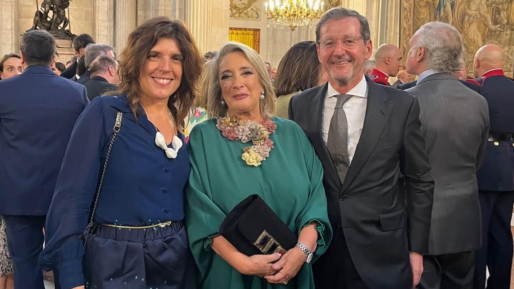 Ángeles Moreno y Roberto López en una imagen reciente junto a Esther Esteban, presidenta ejecutiva de EL ESPAÑOL EL DIGITAL CLM