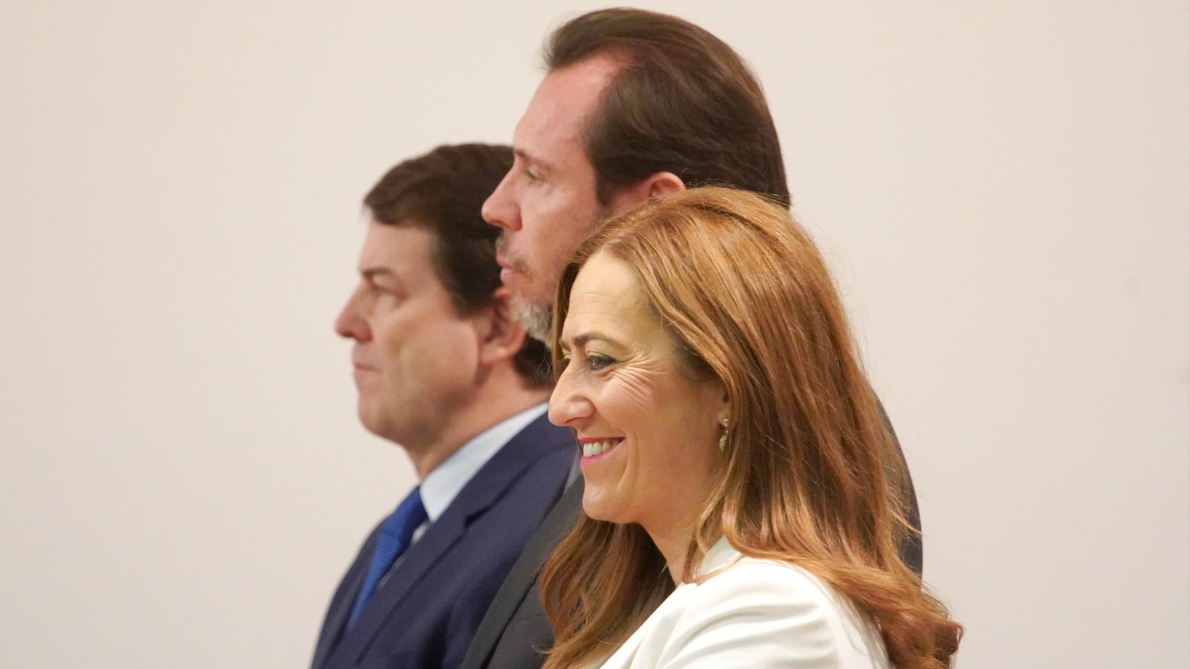 La exdelegada del Gobierno en Castilla y León Virginia Barcones junto al ministro de Transportes, Óscar Puente, y el presidente de la Junta, Alfonso Fernández Mañueco, en el acto de toma de posesión del nuevo delegado, Nicanor Sen, este lunes.