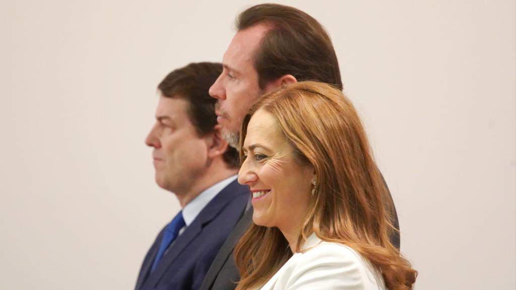 La exdelegada del Gobierno en Castilla y León Virginia Barcones junto al ministro de Transportes, Óscar Puente, y el presidente de la Junta, Alfonso Fernández Mañueco, en el acto de toma de posesión del nuevo delegado, Nicanor Sen.