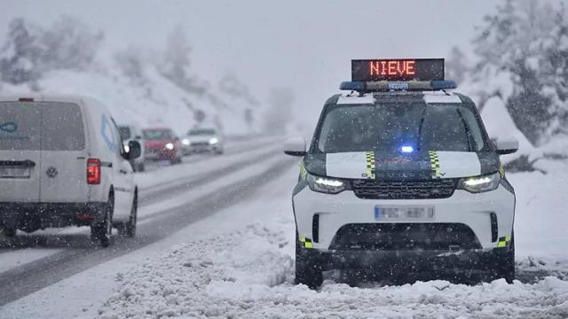 Indicador de nieve en la carretera.