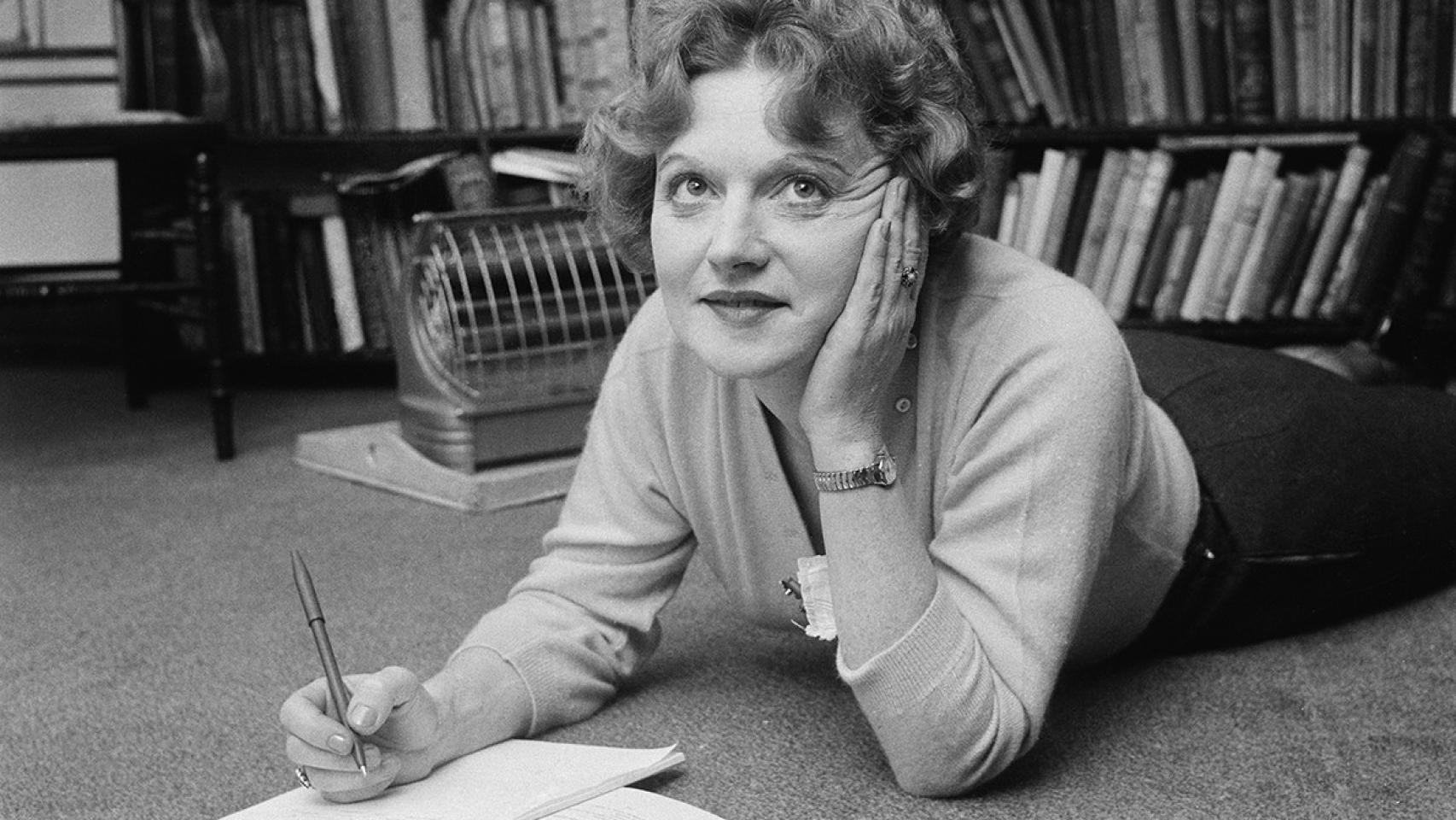Muriel Spark firma uno de los relatos navideños y terroríficos del libro 'Solsticio siniestro'.
