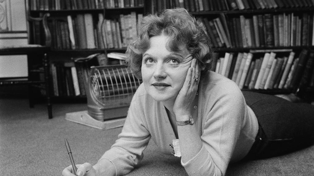 Muriel Spark firma uno de los relatos navideños y terroríficos del libro 'Solsticio siniestro'.