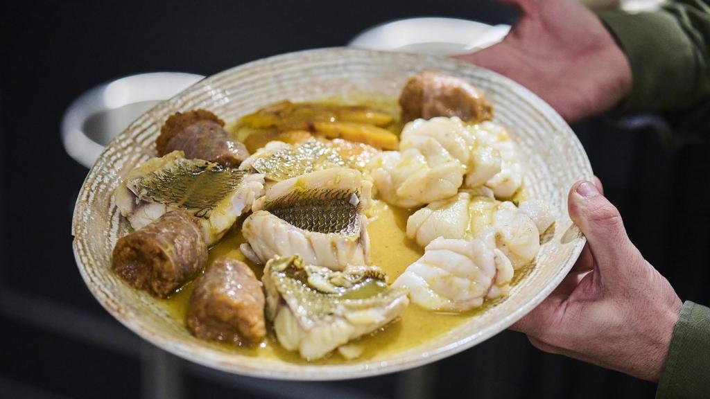 Diferentes pescados protagonizan el tercer vuelco del cocido marino