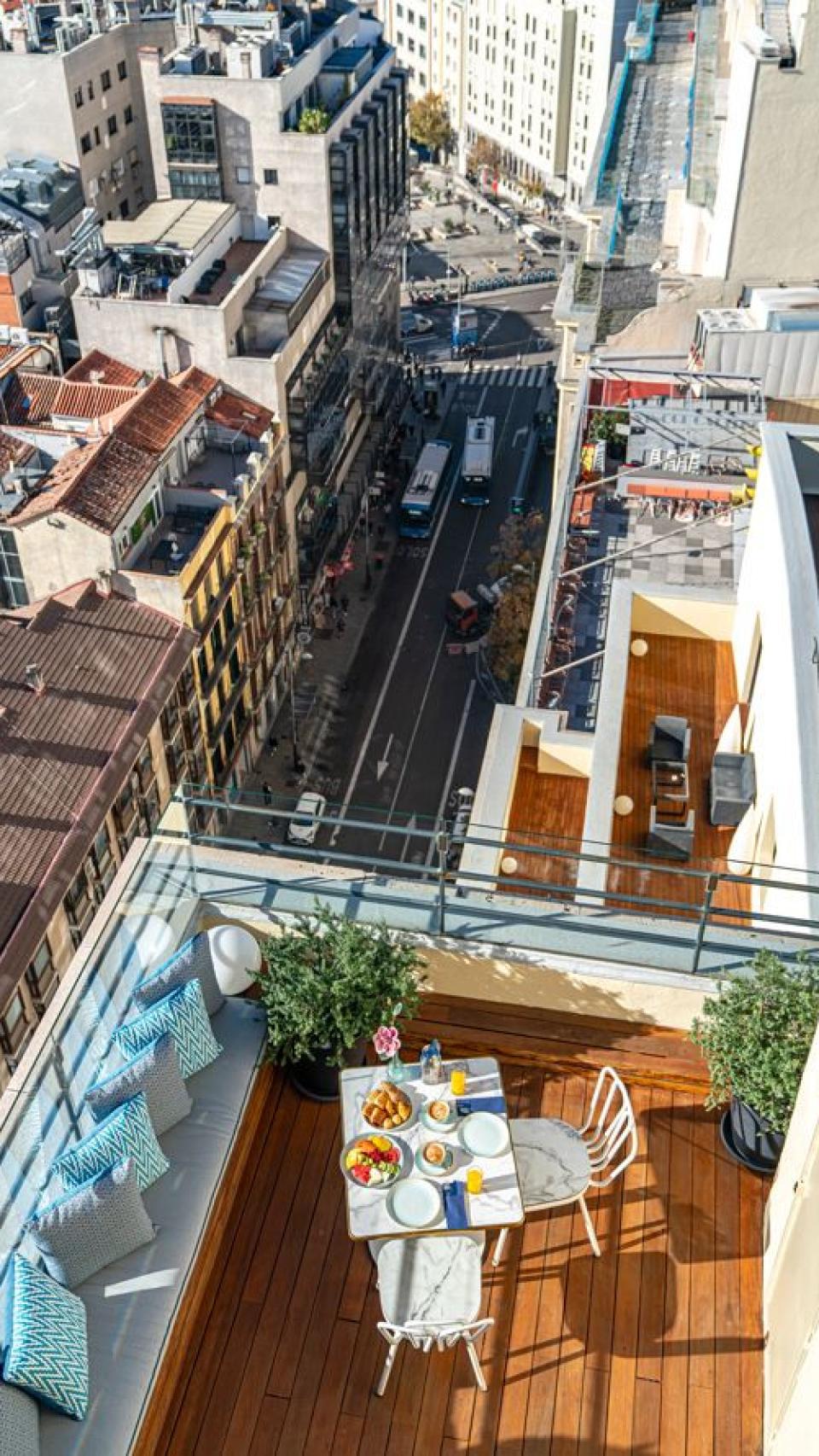 Terraza de 13 metros cuadrados con el desayuno del hotel.