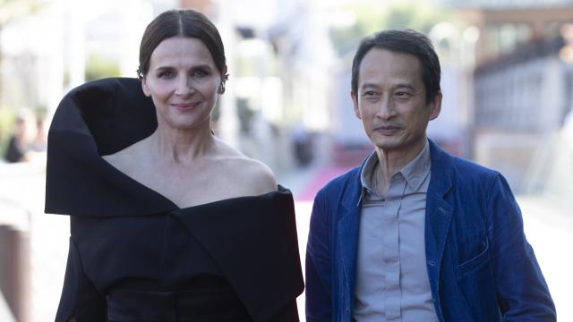 La actriz Juliette Binoche y el director y guionista Tran Anh Hung en la alfombra roja de la presentación de 'A fuego lento' en el Festival de San Sebastián, el 29 de septiembre de 2023. Foto: Nacho López/Sopa Images Via/Dpa