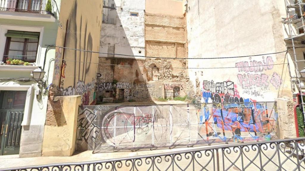 Solar situado en en el número 21 de la calle Escalinata, donde se encuentra vestigios de la muralla.