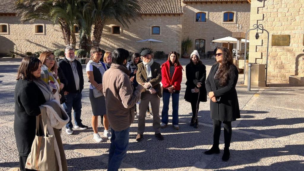 Astrid Robinson, autora del video, durante una visita guiada por Hondón de Las Nieves.