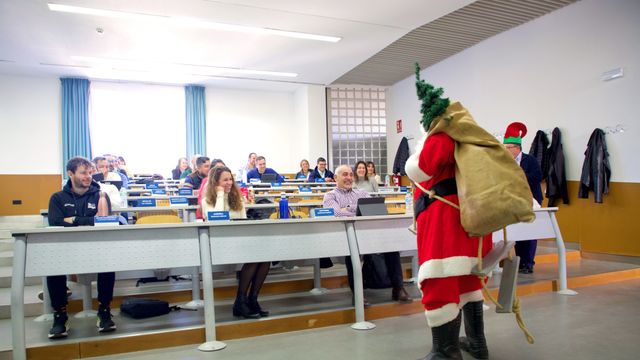 Papá Noel visita a los asistentes a los cursos de la Escuela de Negocios de la UA.