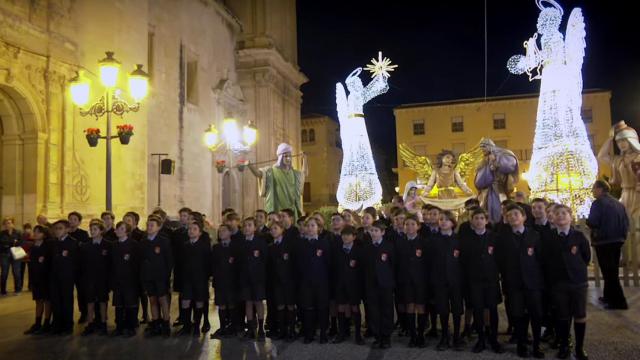 Los alumnos cantando el villancico por las calles de Elche.