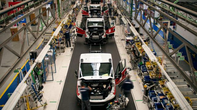 Un operario trabaja en una fábrica de automóviles en Valladolid