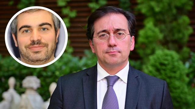 El ministro de Asuntos Exteriores, José Manuel Albares, junto a una imagen de Fernando Sampedro