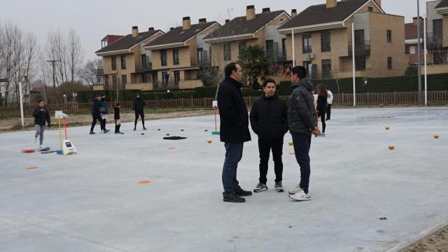 David Mingo, Jorge Valiente y Óscar Torres visitan la nueva zona deportiva habilitada en la urbanización La Fontana.