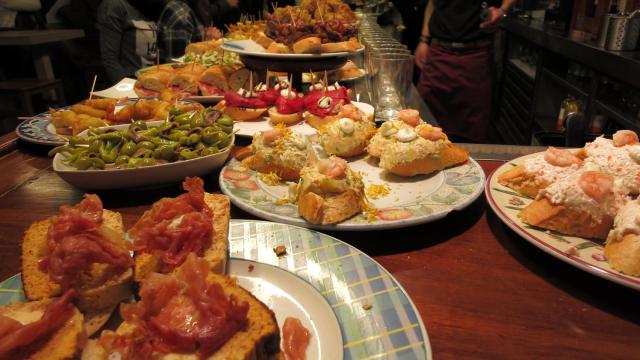 Barra de pinchos en un bar de Donostia-San Sebastián, País Vasco, España.