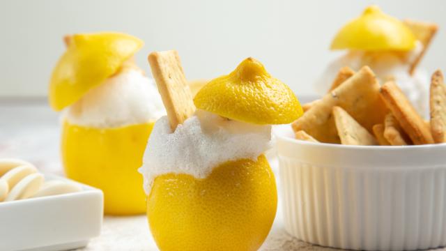 cocteles-limon-vista-frontal-hielo-galletas-jugo-coctel-citricos-mesa-blanca