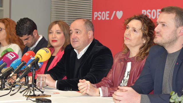 Desayuno informativo de Emilio Sáez con el grupo socialista del Ayuntamiento de Albacete