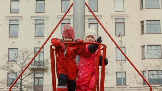 Imagen de unos niños jugando en un parque de Helsinki