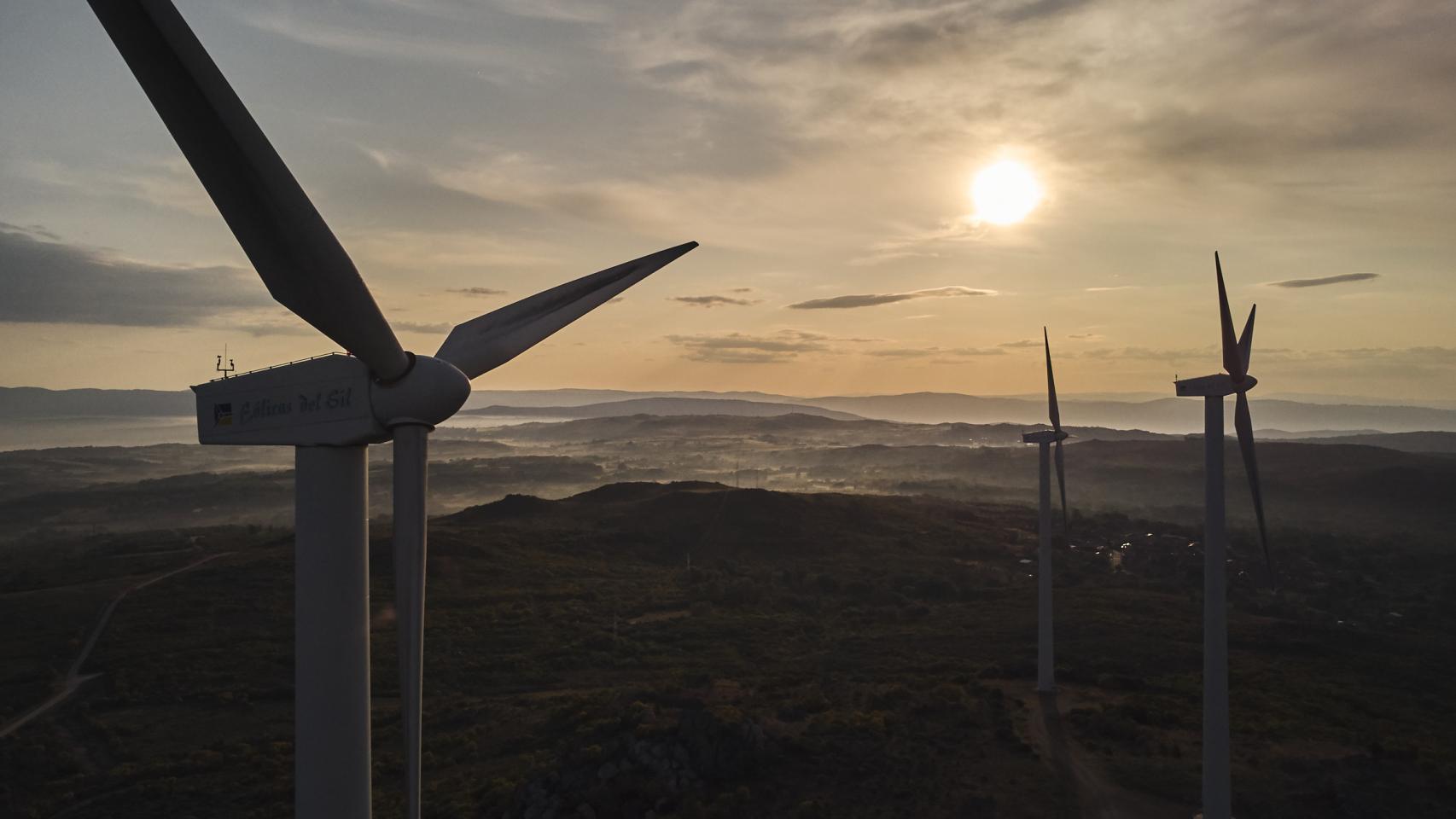 Aerogeneradores en el parque eólico de Serra do Larouco, a 31 de mayo de 2023, en Esgos, Ourense, Galicia (España).