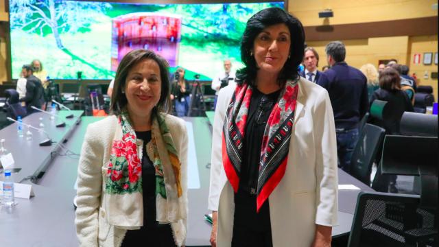 La ministra de Defensa, Margarita Robles, y la directora del CNI, Esperanza Casteleiro, en la sala de control del Centro.
