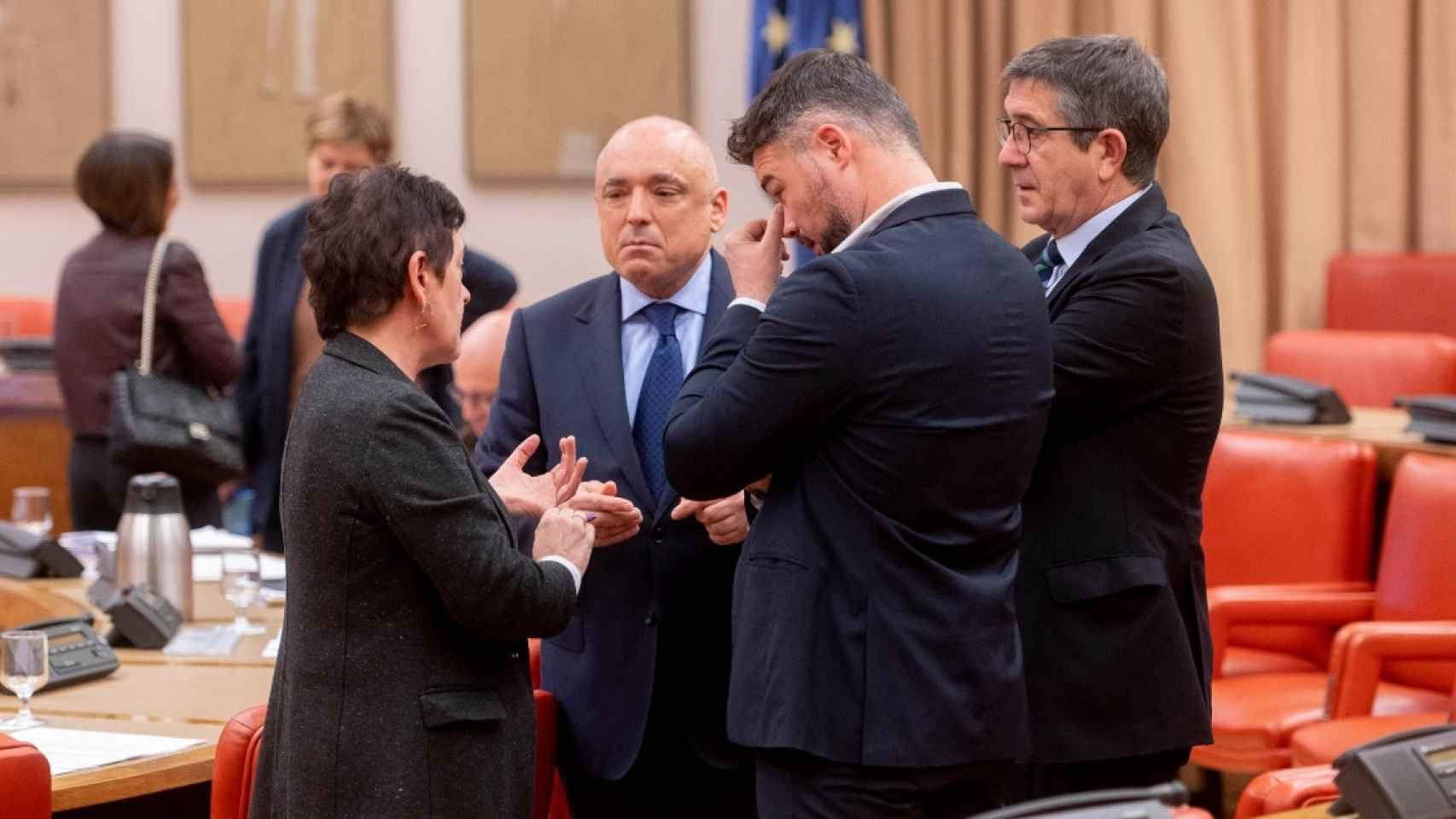 Gabriel Rufián y Mertxe Aizpurua, portavoces en el Congreso de ERC y Bildu, junto al del PSOE, Patxi López, y el secretario de Estado Rafael Simancas..