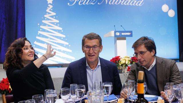 La presidenta de la Comunidad de Madrid, Isabel Díaz Ayuso; el presidente del Partido Popular, Alberto Núñez Feijóo, y el alcalde de Madrid, José Luis Martínez-Almeida, durante la cena de Navidad del PP de Madrid