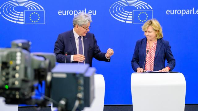 La eurodiputada Pilar del Castillo junto al comisario europeo de Mercado Interior y Servicios, Thierry Breton, el día que  se votó la Ley de Datos en el Parlamento Europeo.