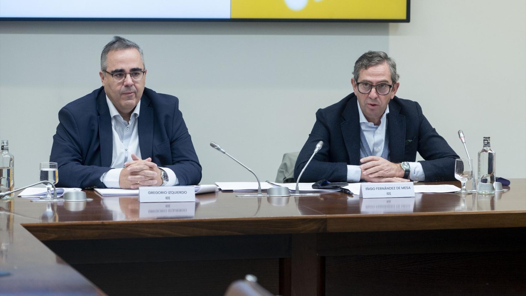 El director general del Instituto de Estudios Económicos, Gregorio Izquierdo (i), y el presidente del Instituto de Estudios Económicos, Íñigo Fernández de Mesa (d).