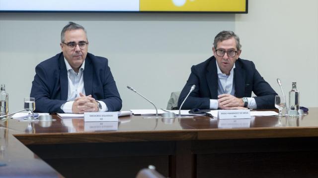 El director general del Instituto de Estudios Económicos, Gregorio Izquierdo (i), y el presidente del Instituto de Estudios Económicos, Íñigo Fernández de Mesa (d).
