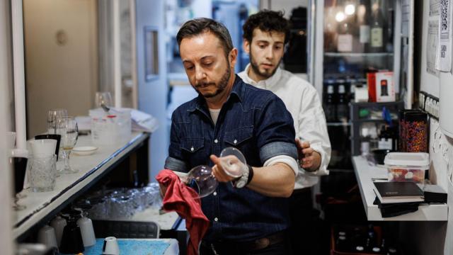 Imagen de un camarero en un local de hostelería.