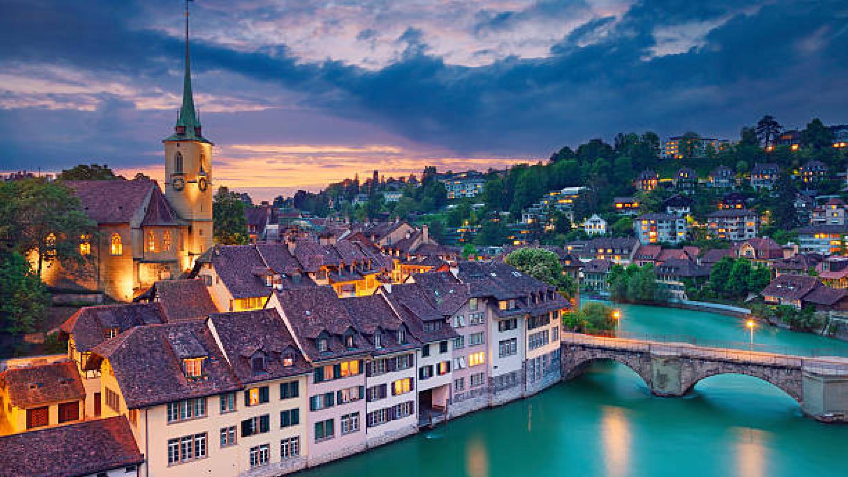 Calle de una ciudad de Suiza en una imagen de archivo